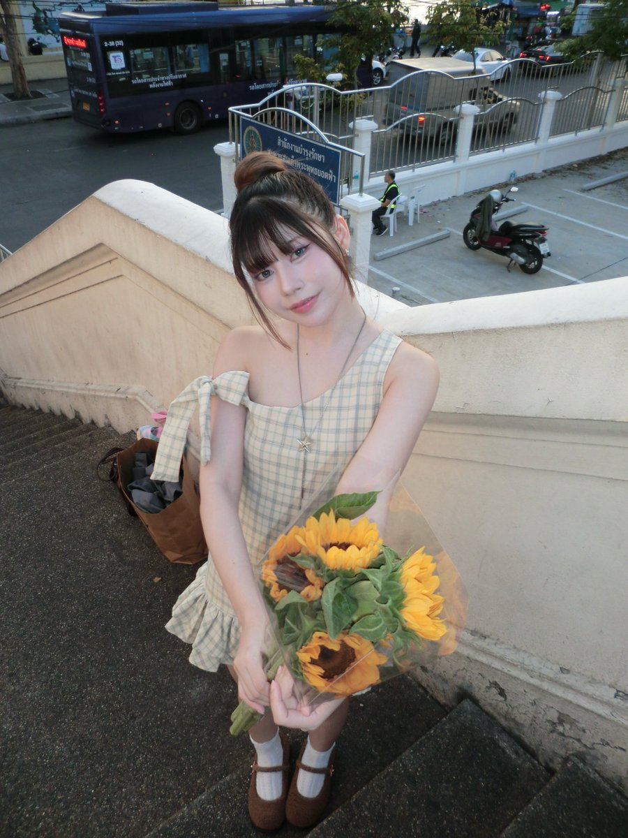 ฉันมีทานตะวันอยากจะมอบให้เธอ🌻
.
#BeamHatoBito #HatoBito