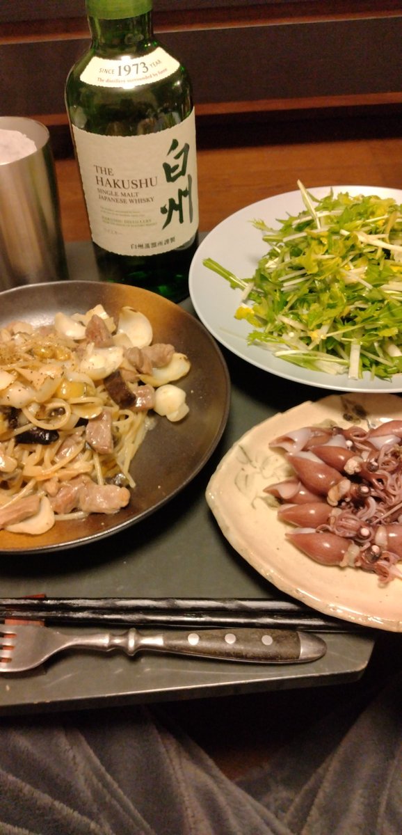 ghost09270's tweet photo. 晩ごはん
豚肉、ナス、百合根、スパゲッティ
ホタルイカ、刺身
水菜、ホワイトセロリ、レモン果汁、ホワイトバルサミコ、オレガノ、サラダ
なんだかよくわからない組み合わせになったけど、旬のモノは食べないとね。
#晩ご飯　#おうちごはん　#自炊男子　　#料理男子　#料理好きな人と繋がりたい https://t.co/gvNxgeBegE