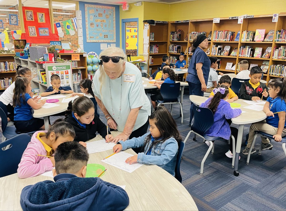 LibrarianLynn tweet media