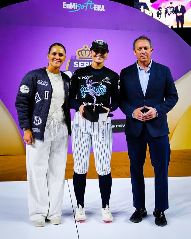 CamWoodBats's tweet image. Congratulations to @bayleekling on being voted MVP and to @SultanesOficial for winning the championship!! 🙌💥🥎

We’ve had a blast watching y’all play! 🎉

#softball #sultanes #championship