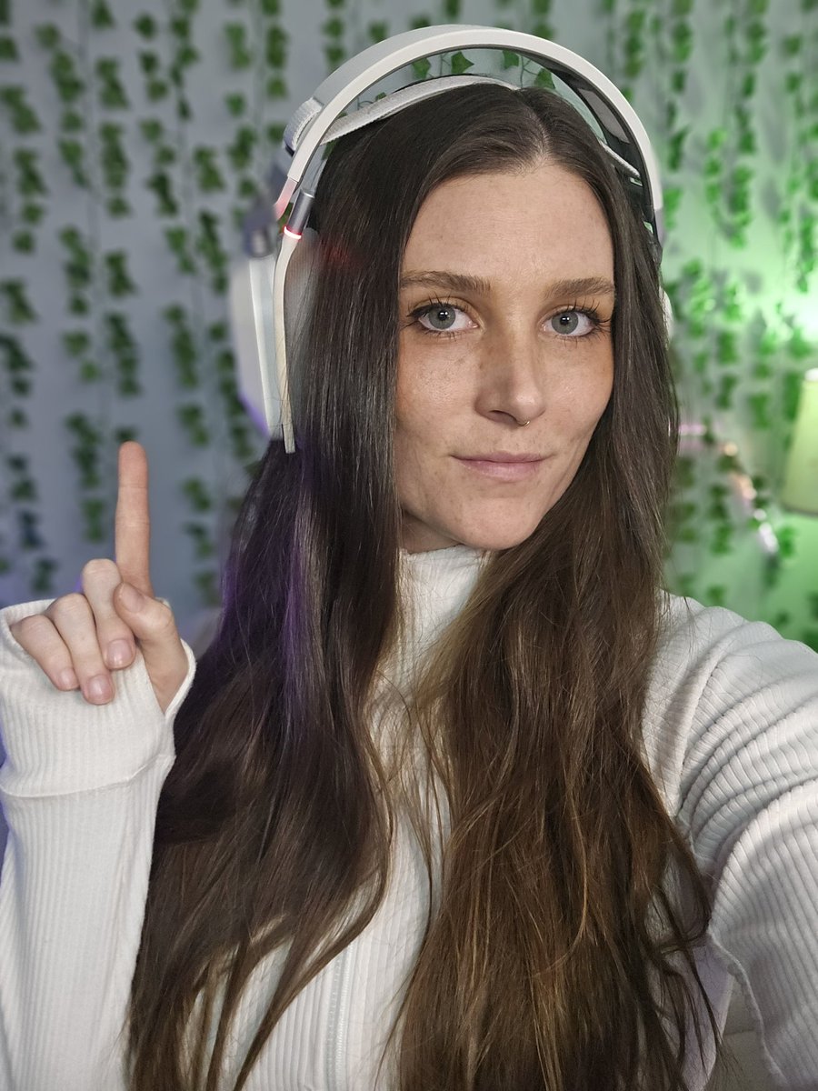 WATCHHOLLIE tweet media