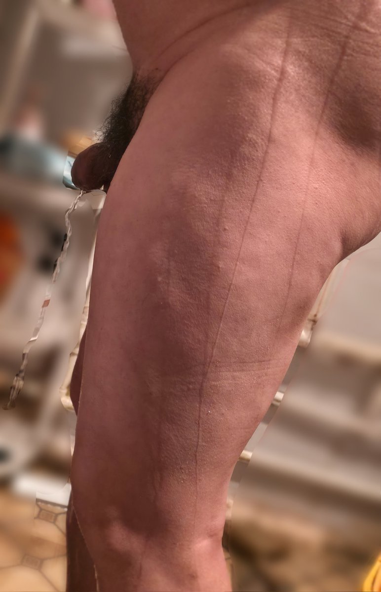 wjh1213180's tweet photo. 我爸大屁股的手感挺好摸  光出溜的一点毛也没有 https://t.co/kHMJycxEmW