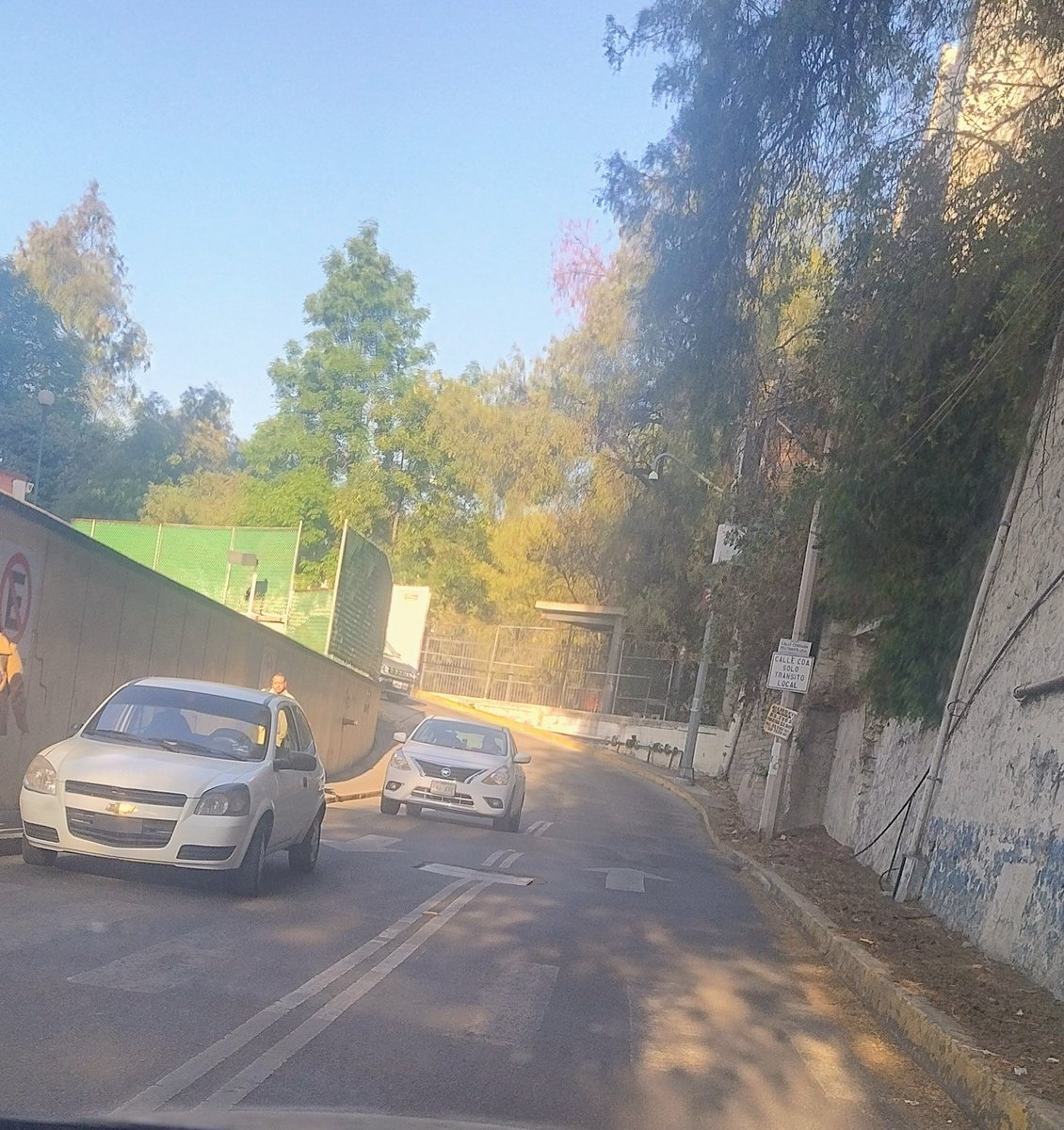 chango_777p's tweet photo. Por favor @OVIALCDMX @SSPCMexico @SSC_CDMX @LopezCasarinJ @AlvaroObregonMx solicitamos apoyo para venir a multar y mover este vehículo, diario es lo mismo, no tiene placas 
Toltecas 166 entrada A de parques San Antonio, col. Carola. Ya es una burla lo que hace. https://t.co/0AXdL0vD42