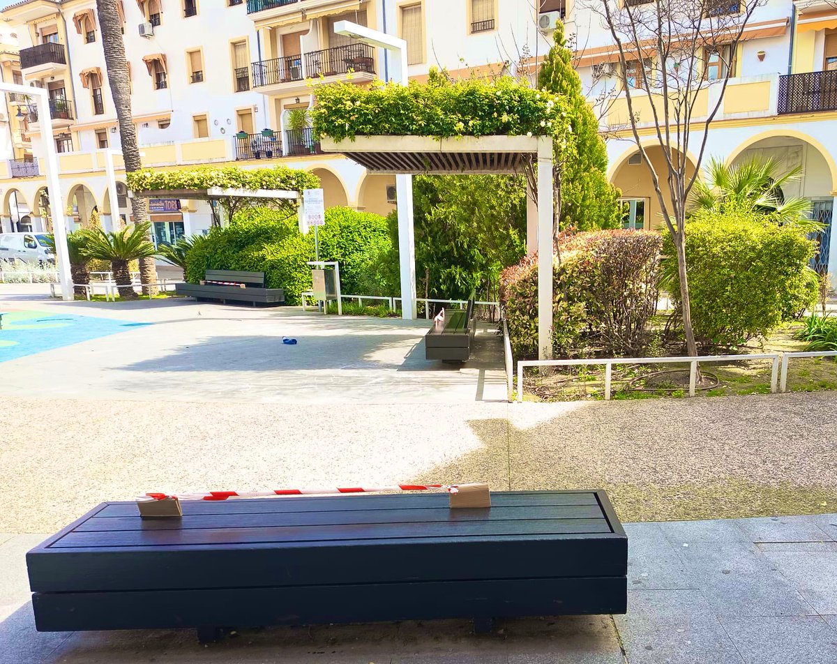 🖌️🛝 #ATiendeQ en los barrios
Tareas de pintado y mantenimiento del mobiliario urbano de la Plaza Fernández Viagas

¿Quieres contactar con nosotros?
📲 En la #APP de ATiendeQ
✅ En WhatsApp: 689 41 02 95