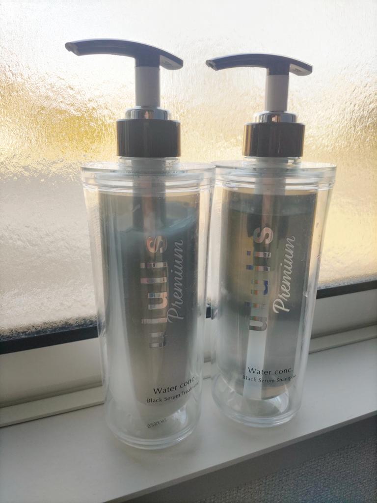 latte_lapin's tweet photo. #PR ululis ウルリス プレミアム ウォーターコンク ブラックセラム シャンプー/トリートメントを１週間使ったよ✨結果、毛先の絡まりが気にならなくなりました！若干普段より寝癖が付きやすくなった気もするけど、絡まりまくりのストレスより断然良い☺️ボトルが黒系なのもオシャレで好きィ❣️ https://t.co/J9twAVQGD1
