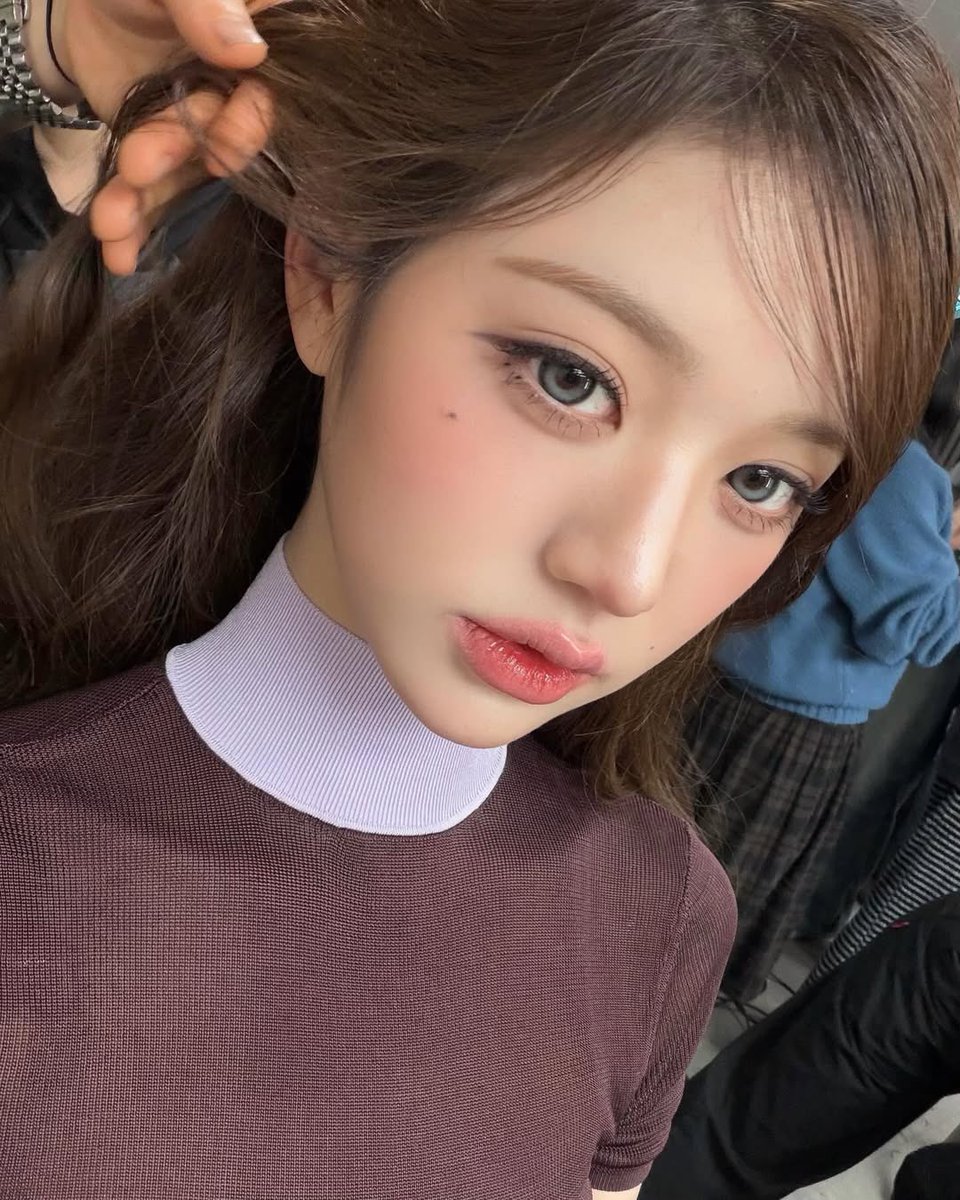 Wonyeay's tweet photo. the finishing 𝕘𝕝𝕠𝕤𝕤 is like a teeny sparkle.. it catches the light and somehow makes everything look extra pretty! i feel like it’s those details that quietly pull everything together ଘ꒰⑅ ´ ˘ ` ⑅ ꒱🫧 nothing too loud.. just a soft glow that makes it a lot more 𝑦𝑜𝑢! ♡ https://t.co/PMtkPZHsRA