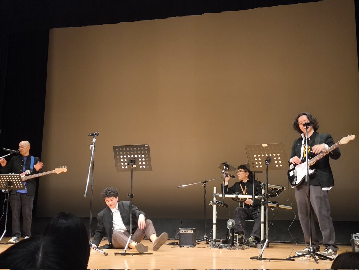 aokinokoshi's tweet photo. ネタもトークもバンドもﾓﾁﾛﾝ最高でした
トートバッグ、リストバンド、
タオル、Tシャツ希望
れいじさん歌上手い
野澤さんギター姿かっけぇ
ﾔｰﾁｰさんドラムセンス良い
橋本ベースリズム感良い
この日のために生きてきてよかった〜
限りです。
#お笑い友達
#スマイルフレンズ
#THESMILEFRIENDS https://t.co/O4q2p3fqN8