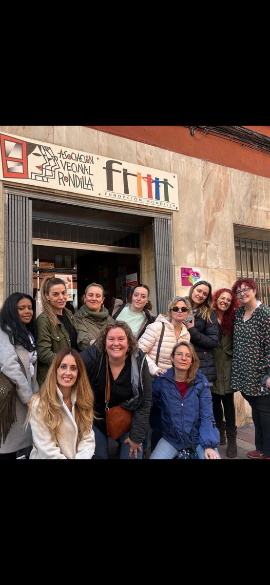 Un grupo de mujeres maravillosas con muchos sueños por cumplir. Hoy hemos tenido el placer de presentar nuestros servicios de empleo #incorporafundlacaixa , a las futuras #sociosanitarias en las formaciones de #programasmixtos de <a href="/DiputacionVa/">DiputacionValladolid</a>. ¡Mucha suerte chicas! <a href="/FundlaCaixa/">Fundación ”la Caixa”</a>