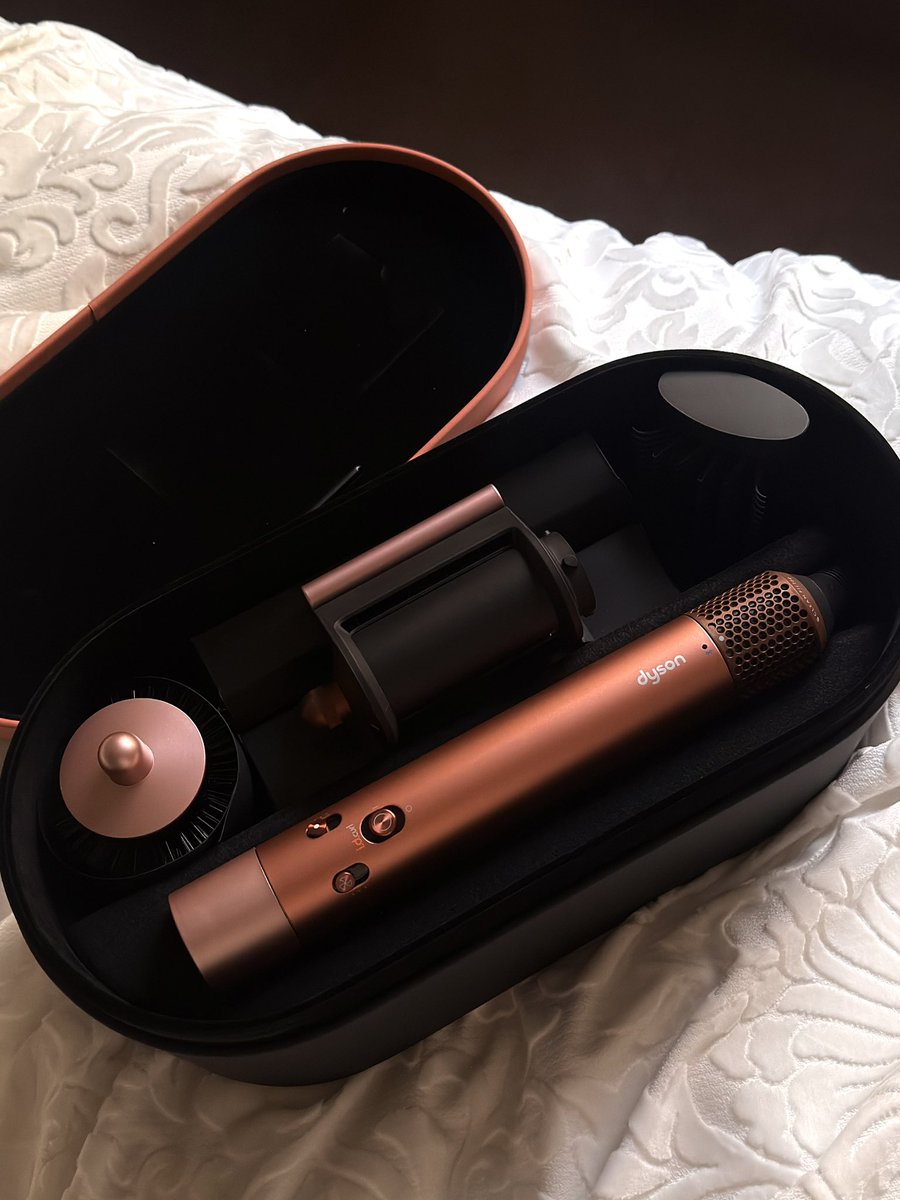 𝑭𝒍𝒐𝒓𝒂 tweet media