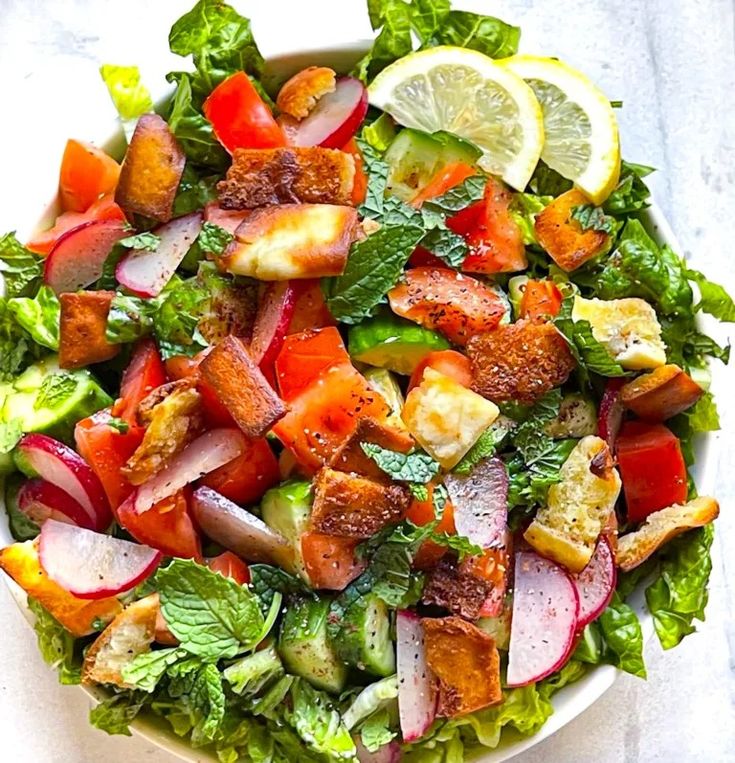LabMariam48488's tweet image. Fresh, crunchy, and full of flavor 🥗✨
Fattoush is the Middle East’s answer to the perfect salad.
Here’s how to make it 👇
#Fattoush #Salad #FoodThread