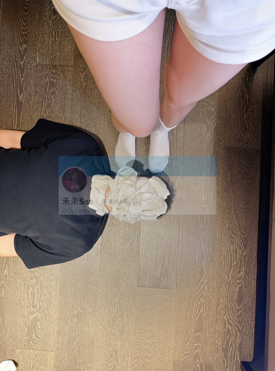QueenHewei2's tweet photo. 在亲妈穿了半个月的脏袜子下除臭，这不就是你的性癖吗？ https://t.co/XOmmqXJxZr