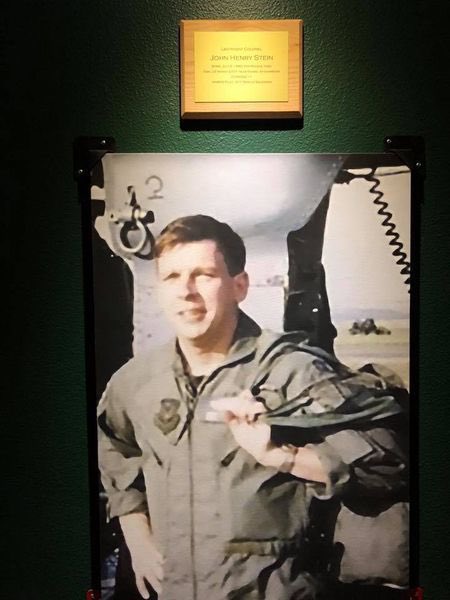op_hawkeye's tweet photo. 3.23.2003 ~ LTC John Stein 🇺🇸
#OpHawkeyeRemembers #JohnStein
#41stRescueSquadron #KOMODO11 #RochesterInstTechnology #UniversityofMD #supportourSOFcommunity #Operation_Hawkeye
📜 https://t.co/uFaG40kzjB
📜 https://t.co/WWaM4k6i5d
📰 https://t.co/d2si6woy2O
📜 https://t.co/DWDIIv6rVI