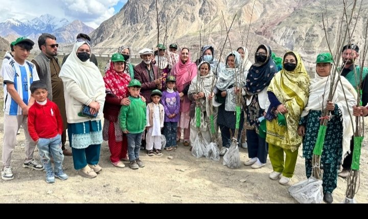 QueenMoodOn's tweet image. اپر چترال میں جاری شجرکاری مہم میں ڈپٹی اسپیکر سوریہ بی بی اور وومن ونگ کی صدر راشدہ ضیا نے بھرپور حصہ لیا اور اپنے حصے کا پودا لگا کر ماحول کی حفاظت میں اپنا کردار ادا کیا۔🌲 🌱
#GreenKPK 
#GreenPakistan 
#plantation 
#TreePlantation 
#NatureLovers 
#EcoFriendly 
@YarMKNiazi