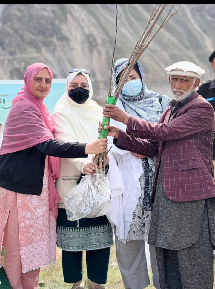 QueenMoodOn's tweet image. اپر چترال میں جاری شجرکاری مہم میں ڈپٹی اسپیکر سوریہ بی بی اور وومن ونگ کی صدر راشدہ ضیا نے بھرپور حصہ لیا اور اپنے حصے کا پودا لگا کر ماحول کی حفاظت میں اپنا کردار ادا کیا۔🌲 🌱
#GreenKPK 
#GreenPakistan 
#plantation 
#TreePlantation 
#NatureLovers 
#EcoFriendly 
@YarMKNiazi
