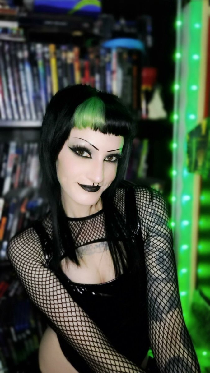 ashley valo🥀 tweet media