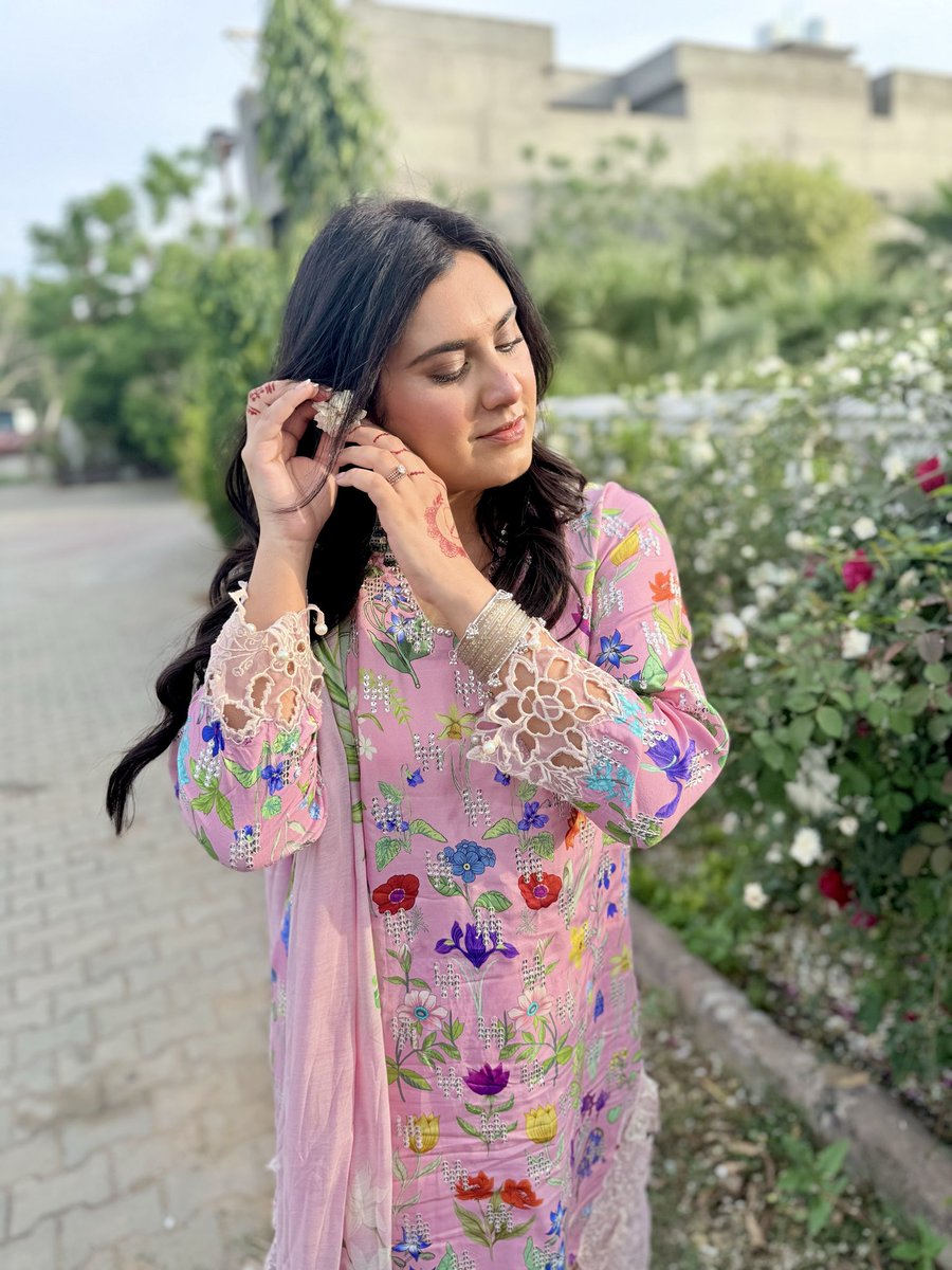 Amna Hussain tweet media