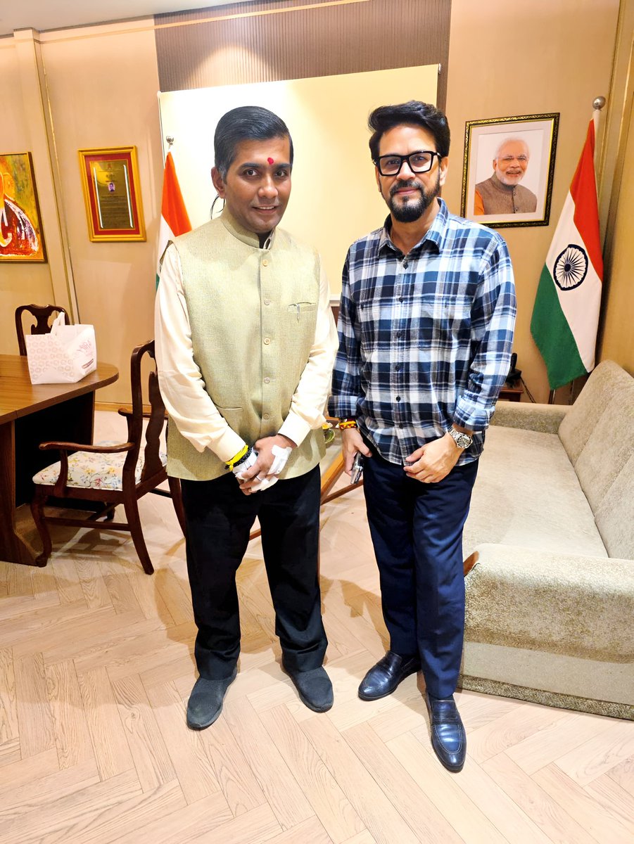 Dlsandeepthakur's tweet image. युवा हृदय सम्राट, पूर्व केंद्रीय मंत्री, पूर्व युवा मोर्चा के राष्ट्रीय अध्यक्ष, हमीरपुर के लोकप्रिय सांसद मा श्री @ianuragthakur जी से शिष्टाचार भेंट की!

उनका स्नेह और आशीर्वाद प्राप्त हुआ!
@BJP4Delhi
@BJP4Bihar
@BJP4India
 #BJYM #BJP #YuvaMorcha #Leadership  #HimachalPradesh