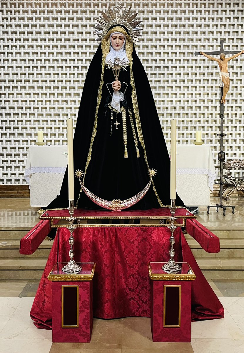En la mañana de hoy, Nuestra Madre del Socorro ha sido trasladada a la Capilla del Colegio <a href="/AgustinosGR/">Agustinos · Granada</a> por Alumnos y Jóvenes de la Archicofradia.
La Santísima virgen estará siendo venerada por la comunidad educativa. Siendo la actividad, plan Pastoral en esta semana de Pasión.