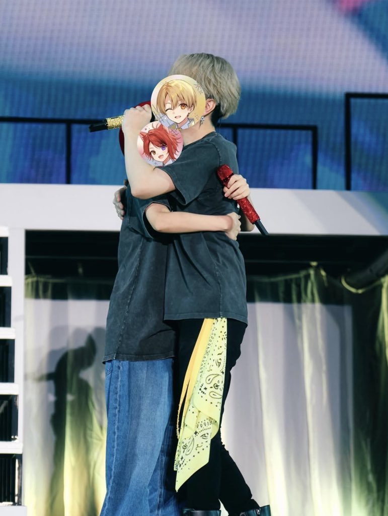 XVI0524's tweet photo. 何度でも言うけど、この2人の衣装良すぎるし、多分だけどお衣装担当さんの中にXVIオタクいらっしゃるよね？？

この2人って、同級生で10年ずっと相方として活動し続けて、もうメンバーじゃなくて家族になってるんだよ…そんな2人が愛おしいんだ…(家族なのはメンバーの皆もだけどね) https://t.co/ecbOfacQ23