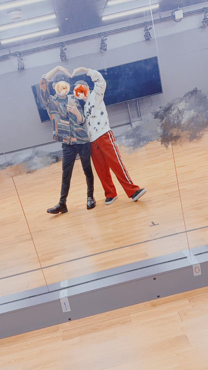 XVI0524's tweet photo. 何度でも言うけど、この2人の衣装良すぎるし、多分だけどお衣装担当さんの中にXVIオタクいらっしゃるよね？？

この2人って、同級生で10年ずっと相方として活動し続けて、もうメンバーじゃなくて家族になってるんだよ…そんな2人が愛おしいんだ…(家族なのはメンバーの皆もだけどね) https://t.co/ecbOfacQ23