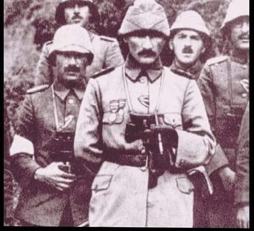 Bandral11's tweet photo. SAHİ ÇANAKKALE'Yİ ALMANLAR MI KAZANDI TÜRKLER Mİ?
Yıllar Sonra Alman subayları arasında Çanakkale savaşını kimin kazandığı konusunda bir tartışma çıkmıştı.
Tartışmanın konusu Çanakkale savaşını Türkler mi kazandı Almanlar mı?
Subayların çoğu bu savaşı Almanya ve Osmanlı Devleti adına yöneten Alman Komutan Liman Von Sander'sin kazandığını İleri sürmekteydi.
Subaylardan bir kısmı bu teze inanmayıp gidip Liman Von Sander'se soralım dediler ve komutanın yanına gittiler.
Komutan bunlara Peki anlaşamadığınız konu nedir? dedi.
Anlaşamadığımız konu:" Çanakkale savaşını Almanlar mı kazandı Türkler mi?"
Liman Von Sanders kısa bir an dalgınlaştıktan sonra:
" Gençler" "Şimdi ben size Türkler kazandı ya da Almanlar kazandı desem tam açıklayıcı olmaz.
Ben olayı anlatayım Siz ona göre karar verin..." karşısında saygı ile dizilmiş Alman subaylarına şunları anlattı:
Çanakkale Savaşı inanılmaz zor bir döneme girmişti gökten yağmur gibi bombalar, mermiler yağıyordu savaşın gidişi bizi iyice bunaltmış ve sıkıştırmıştı.
Artık daha fazla bir şey yapabileceğimizi düşünmüyordum. Tüm askeri kuvvetlere " Geri çekil" emrini verecektim.
Bu bizi yenilgiye götürecek ilk adımdı...
7-8 saat geçmeden çadırın kapısı açıldı ve genç bir subay hızla içeri girdi. Doğrusu şaşırmıştım...
Bir generalin bulunduğu yere kimse izinsiz giremezdi. Ama genç subay öyle kararlı görünüyordu ki, ona çık dışarı demedim...
"Ne istiyorsunuz?" Diye sordum.
Genç subay,
"Generalim, ben bu topraklarda yetiştim, bu topraklar benim Vatanım.
Böyle su Gibi harcanmamalı"dedi.
" Yapacak bir şey var mı?" Diye sordum.
Bana ne cevap verdi biliyor musunuz?
"Sizin yerinize geçmek istiyorum," dedi.
İlk anda çok gülünç gelen bu isteğine,
" Çok gelmez mi?"Diye cevap verdim.
O kararlılığıyla,
" Az bile gelir," dedi.
Bir an düşündüm.
Zatenyapacak pek bir şey kalmamıştı. komuta Bende ya da bu genç Türk subayın da olmuş değişen bir şey olmayacaktı; Savaşı kaybedecektik.
"peki " dedim.
Hemen bütün kuvvetlere telgraf Çekerek Grup Komutanlığı görevlerimi ona devrettiğimi bildirdim. Ve sonucu beklemeye başladım...
Sizin de kestirebileceğiniz gibi saatler ve günler geçmek bilmedi... Ben sıkıntı içinde genç subaydan gelecek geri çekilme haberlerini Beklerken, düşman askerlerinin çekilmeye başladığı haberleri gelmeye başlayınca inanamadım.
Gelen haberleri defalarca Kontrol ettirdim kaç kere yeniden sordurdum...
inanılması Zordu ama doğruydu! Düşman askerleri çekiliyordu...
Savaşı biz kazanmıştık!
Yardımcılarıma hemen bu genç Türk subayını bulup bana getirmelerini söyledim.
Karşıma geldiğinde toz toprak içerisindeydi büyük bir sevinçle ve saygıyla elini sıkarken cebimden Mareşal Hlindenburg'un bana hediye etmiş olduğu altın ve pırlanta süslü saati çıkartıp bu subaya verdim.
O da gülerek sol cebinden kırık bir saat çıkardı ve bana uzattı.
" Generalim, bu kırık saatin sizin Bana verdiğiniz saat kadar maddi değeri yüksek değildir ama bir hayatı korumuş ve kurtarmış olmasından dolayı manevi değeri daha yüksektir" dedi.
Işte gençler... yıllar önce Grup Komutanlığı görevlerimi kendisine devrettiğim bu subay; şimdi Türkiye Cumhuriyeti'nin başındaki Cumhurbaşkanı Mustafa Kemal Atatürk'tür.
Çanakkale savaşını kim kazandı? Almanlar mı, Türkler mi?
"Şimdi buna siz karar verin!..."
Not: Mustafa Kemal 8-9 Ağustos 1915 'te Anafartalar Grup Komutanlığına getirildi.
10 Ağustos'ta Anafartalar cephesinde düşmanı geri püskürterek Çanakkale Savaşı'nın kaderini değiştirmişti.
Kaynak; Büyük Atatürk'ten küçük öyküler( Süleyman Bulut.)