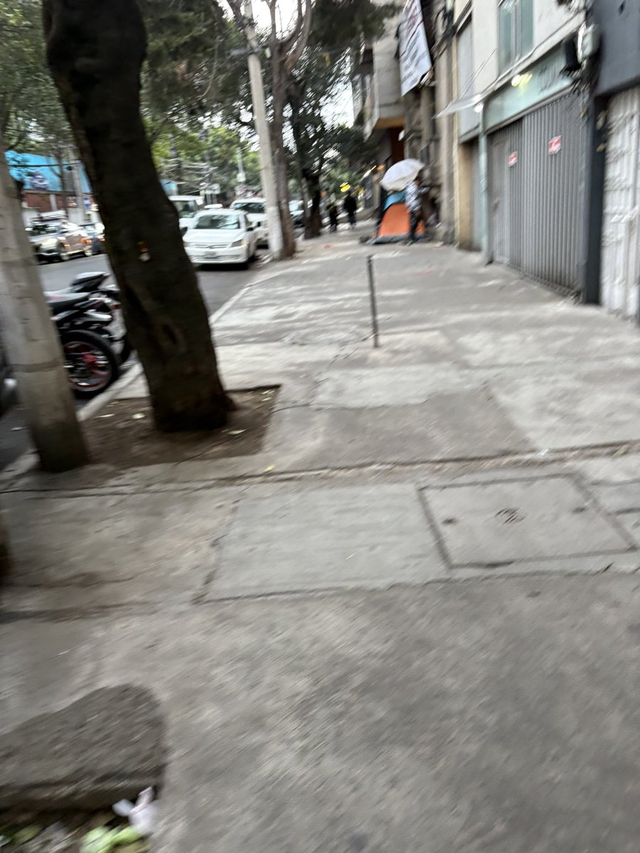 diegochas's tweet photo. @AlessandraRdlv @alcaldiacuauh @RomaCondesa antier llegaron a instalarse dos personas en casas de campaña, ensuciando, estorbando el paso y haciendo del baño en los alrededores, toman fotos a los vecinos que pasamos por ahí. @AlcCuauhtemocMx https://t.co/gwxbmrteb0