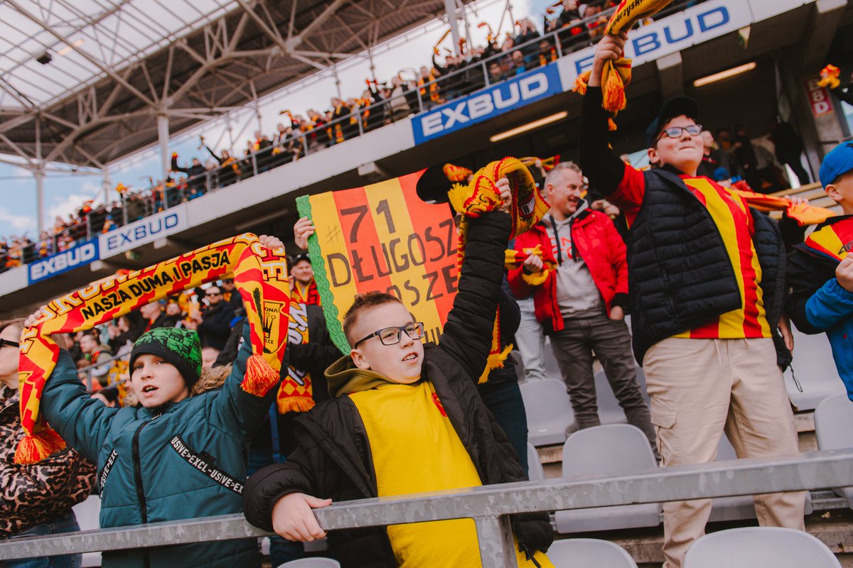 Korona_Kielce's tweet image. Wizyta Andrzeja Gołoty, występ niezawodnych Korona Cheerleaders i wielkie zwycięstwo Złocisto-Krwistych! 🥳🟡🔴

Łapcie galerię zdjęć z meczu #KORARK, którą przygotowała dla Was @PaulaDuda13 📸

🖼️👉 bit.ly/GAL-KORARK