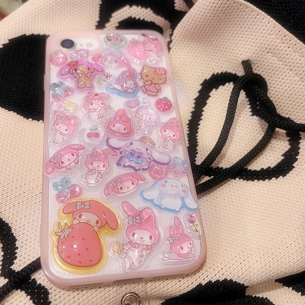 これマッマのスマホ🍓かわいい～！
ボンドで貼ってるから取れへんねん☺️てドヤ顔で教えてくれたw
焼肉帰ったら🐙chanとちょっとおばおちできてはぴ♡