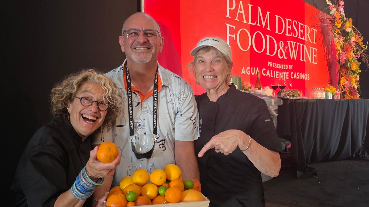 MelissasProduce's tweet photo. Palm Desert Food and Wine snapshot 📷
Chef JC with the 2 Hot Tamales @MarySueMilliken and @SusanFeniger. 👏🍊
@pdfoodandwine #PDFW https://t.co/ccp8z9fN7w