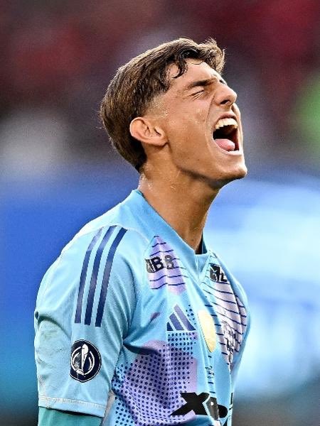 Léo Nannetti foi um dos melhores jogadores (talvez o melhor) da Libertadores sub-20.

Fez defesas incríveis em 4 dos cinco 5.

Contra o Bolívar quando estava 2 a 1.

No 0 a 0 contra o Medellin.

Fechou o gol na semi.

E algumas na final (inclusive uma absurda).

Gigante.