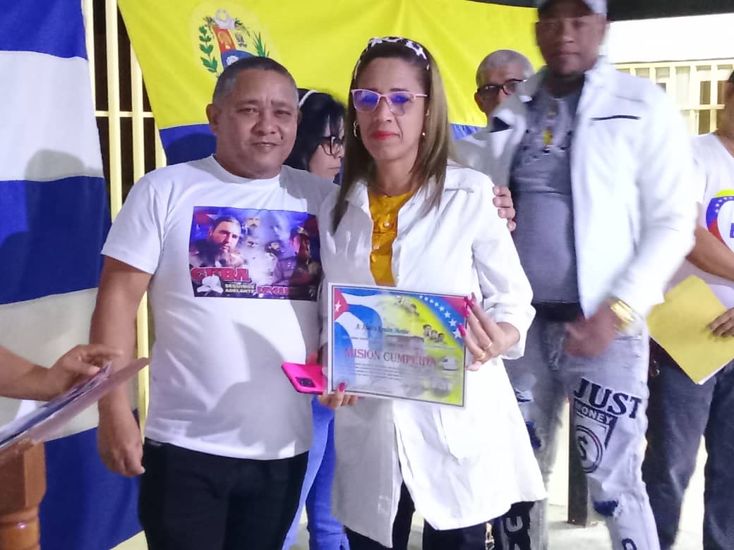 cubacooperaven's tweet image. ¡Misión Cumplida desde #Carabobo! 🇨🇺🇻🇪

Acto de despedida en la Villa de Tránsito Mariara. Colaboradores de la Brigada Médica regresan a la Patria con la satisfacción del deber cumplido y a disfrutar de sus merecidas vacaciones. ✈️🩺

¡Feliz regreso a casa, valientes! 🏠🙌