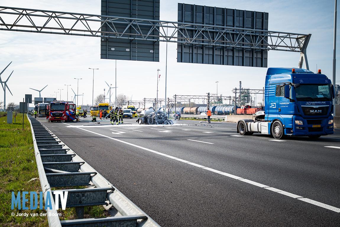 Auto in brand na aanrijding op A15 in Rotterdam