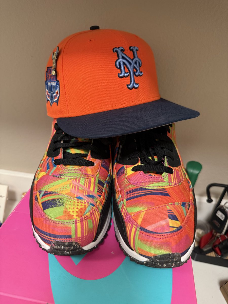 donthesavage190's tweet photo. Monday #airMAXness Air Max 90 Somos Familia and @hatclub Orange Crush Mets fitted. Have a great week. #PINdejos @hisexcellence79 https://t.co/6AtOvm5YZr