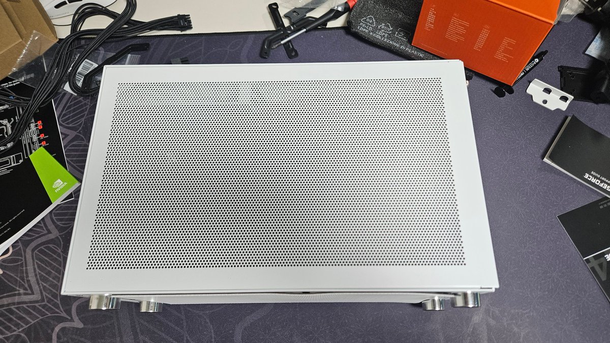 조립은 다했는데
Tv에서 외부입력 인식을 못하는게 컴 문제인지 tv문제인지 모르겠네 끙
모니터 올때까진 미궁일듯...