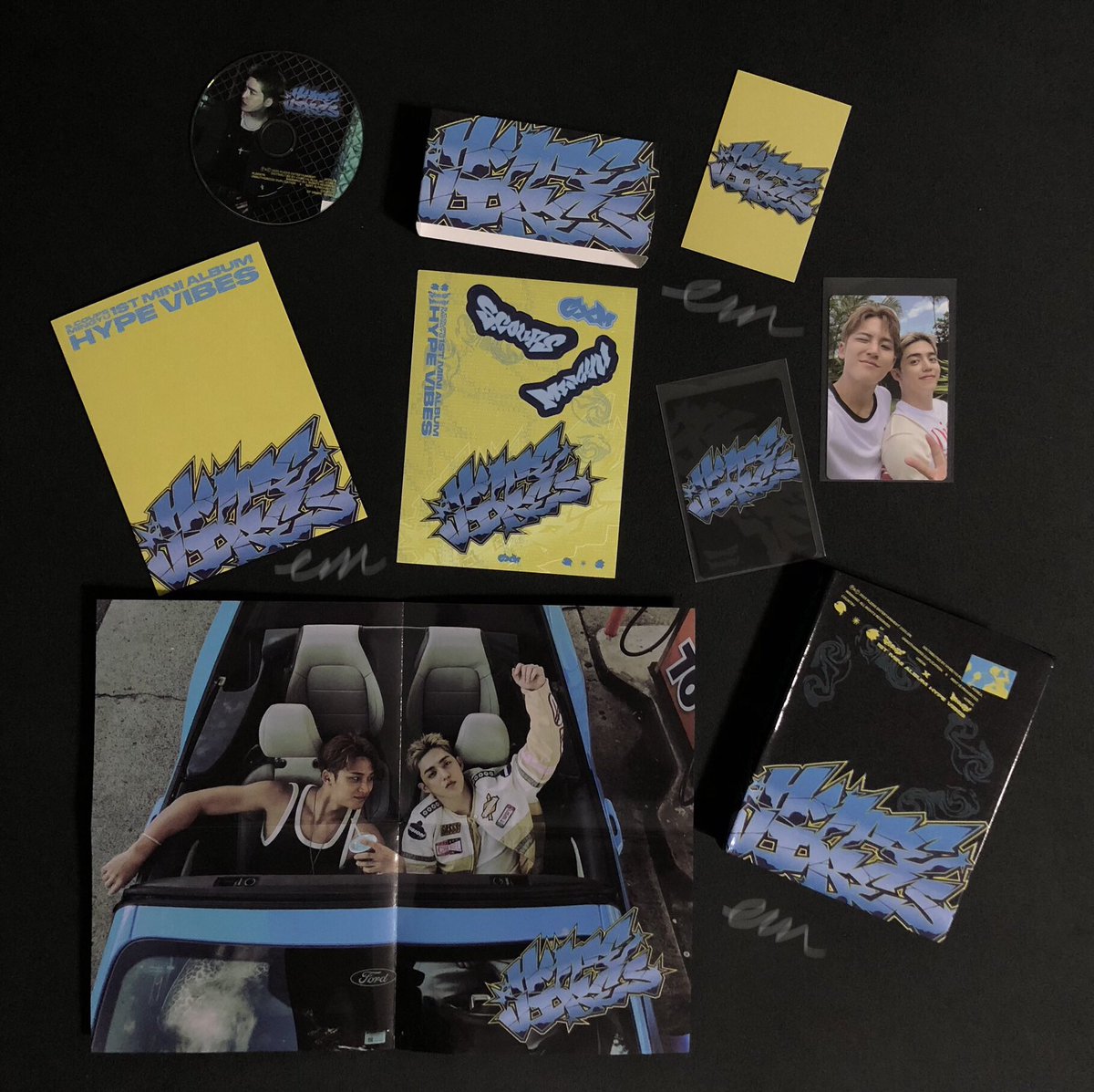 mlvsvt_'s tweet photo. giveaway!! 💫

1 winner of unsealed cxm regular album
*what u see, what u get*

— like & repost
— follow @mlvsvt_ 
— no rush shipping; x sensitive
— willing to shoulder fees
— read alt (🥰)

comment “🐶🍒”

end: tomorrow!