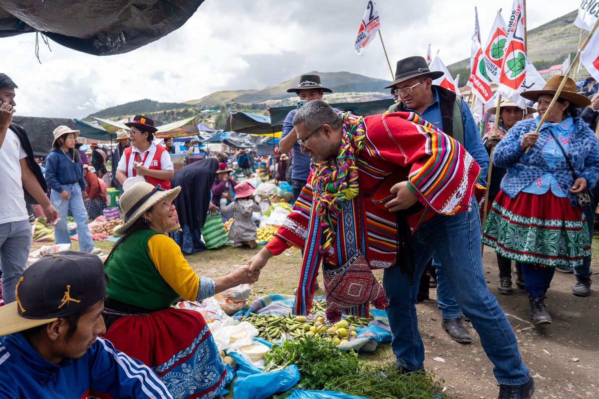 Quiero agradecer el apoyo que he recibido del pueblo de Challhuahuacho. Nadie sabe mejor que ellos lo que es vivir en una tierra rica, pero donde la gente sigue siendo pobre y el desarrollo se lo llevan afuera en camiones. Por eso se suman a nuestra propuesta de #RecuperarElPerú.