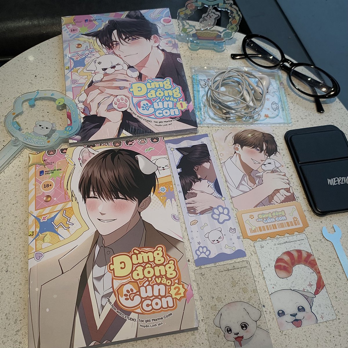 gwynethtrbl's tweet image. This series is incredibly adorable! I was so excited when it was finally released in Vietnam. I love Chiyoung and Heesung 💕
And HAPPY B-DAY TO YOON CHIYOUNG 🐺❤️
Thank you so much for creating such a wonderful story!
@marinecode11 💚
@duuhaem 💙
#강아지는건드리지마라 #PawsClaws