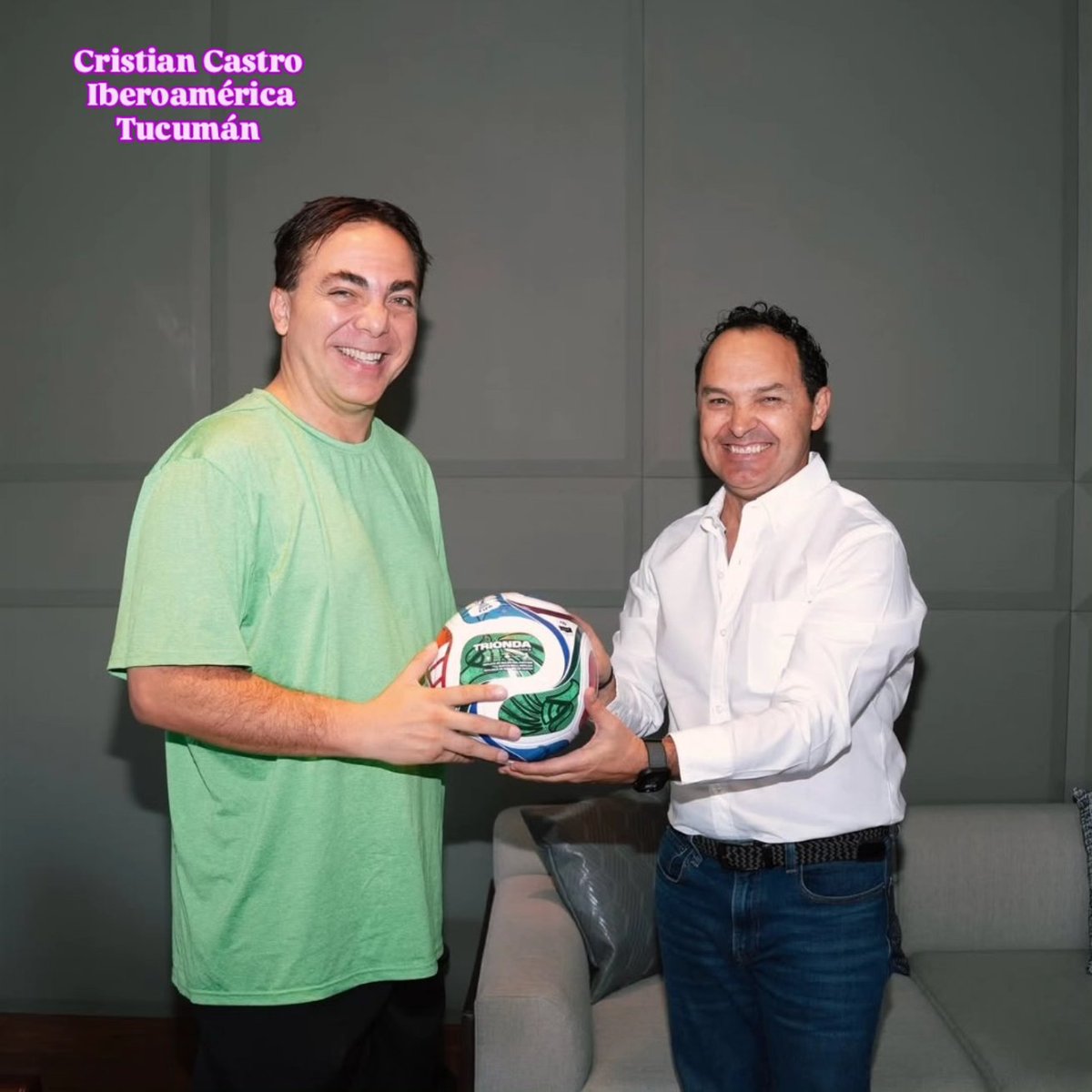 CrisCastroTucIB's tweet photo. ✨🎶😍 Gracias #CristianCastro por compartir con nosotros este momento rumbo a la Copa Mundial de la FIFA 2026™️. Te entregamos el jersey regio y un poco de lo que representa para nuestra sede mundialista. 💜 #WeAreReady #SomosMonterrey #Somos26 https://t.co/SpFzFjzb4u