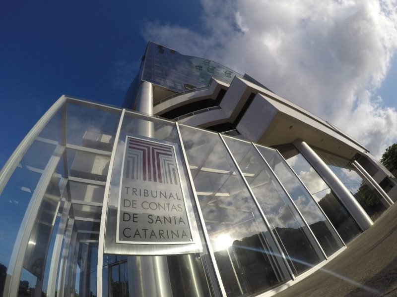 🚨URGENTE! O Tribunal de Contas do Estado de SC vai investigar projetos “urbanísticos” aprovados no governo Topázio Neto. Os indícios são graves: concessão irregular de alvarás, falhas na fiscalização ambiental e possível conflito de interesses envolvendo agentes públicos!