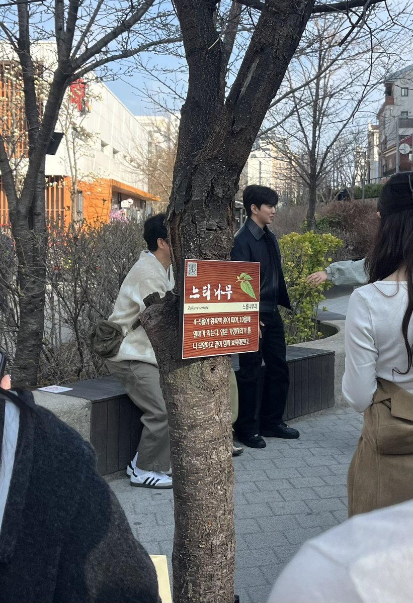 오늘 홍대에서 나영석, 유승호, 유병재 봄
내가 사진을 못 찍긴했는데 
이은지님은 실물이 엄청 사랑스러우시더라