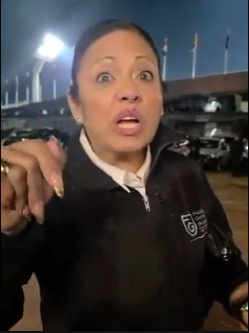 CorresponsalsMX's tweet image. 🚨SUSPENDEN A #LADYPEPITAS TRAS AGRESIÓN VERBAL A UNA MUJER POLICÍA AFUERA DEL ESTACIO #CU.
Verónica Cecilia Domínguezha pedido disculpa pública yaseguró que el #videoviral le destrozó su carrera, su persona, su familia”.
Sin embargo la Fiscalía de la #CDMX le anunció la