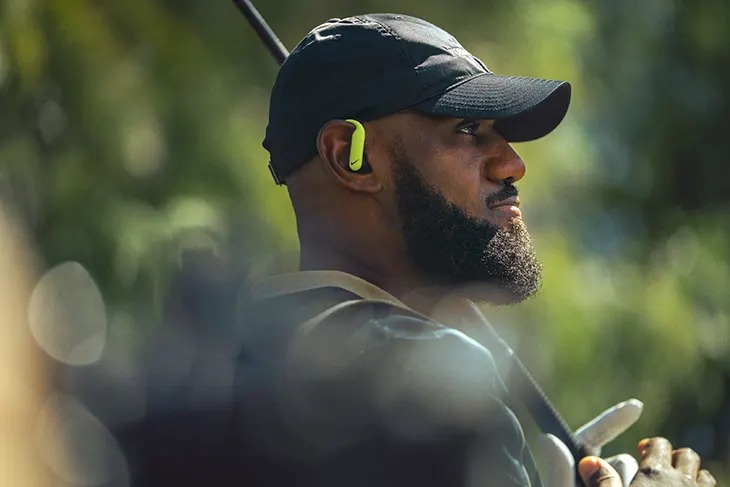 designscene's tweet image. Nike and Beats Launch Powerbeats Pro 2 with LeBron James - See more here: designscene.net/2026/03/nike-x…

#LeBronJames leads the launch of #Nike and #Beats Powerbeats Pro 2, a performance-driven release designed for training, recovery, and daily routines. The collaboration brings