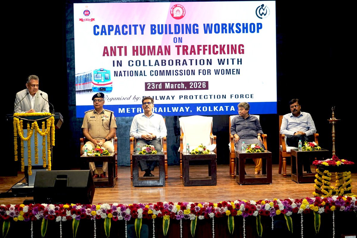 metrorailwaykol's tweet photo. A Capacity Building Workshop on #ANTIHUMANTRAFFICKING was organized today by the Railway Protection Force (#RPF), #MetroRailway, #Kolkata, in collaboration with the National Commission for Women(#NCW). #KolkataMetro #awareness #RailwayProtectionForce #NationalCommissionforWomen https://t.co/LMgaDtOrj2