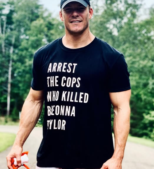 apinionsvary's tweet image. 🚨Notorious cop-hater, Alan Ritchson, who stars in the show "Reacher," seen here on video beating up a neighbor who came out to complain about Ritchson speeding up and down the street on his motorcycle. 

My favorite part when Ritchson falls of the bike🤣