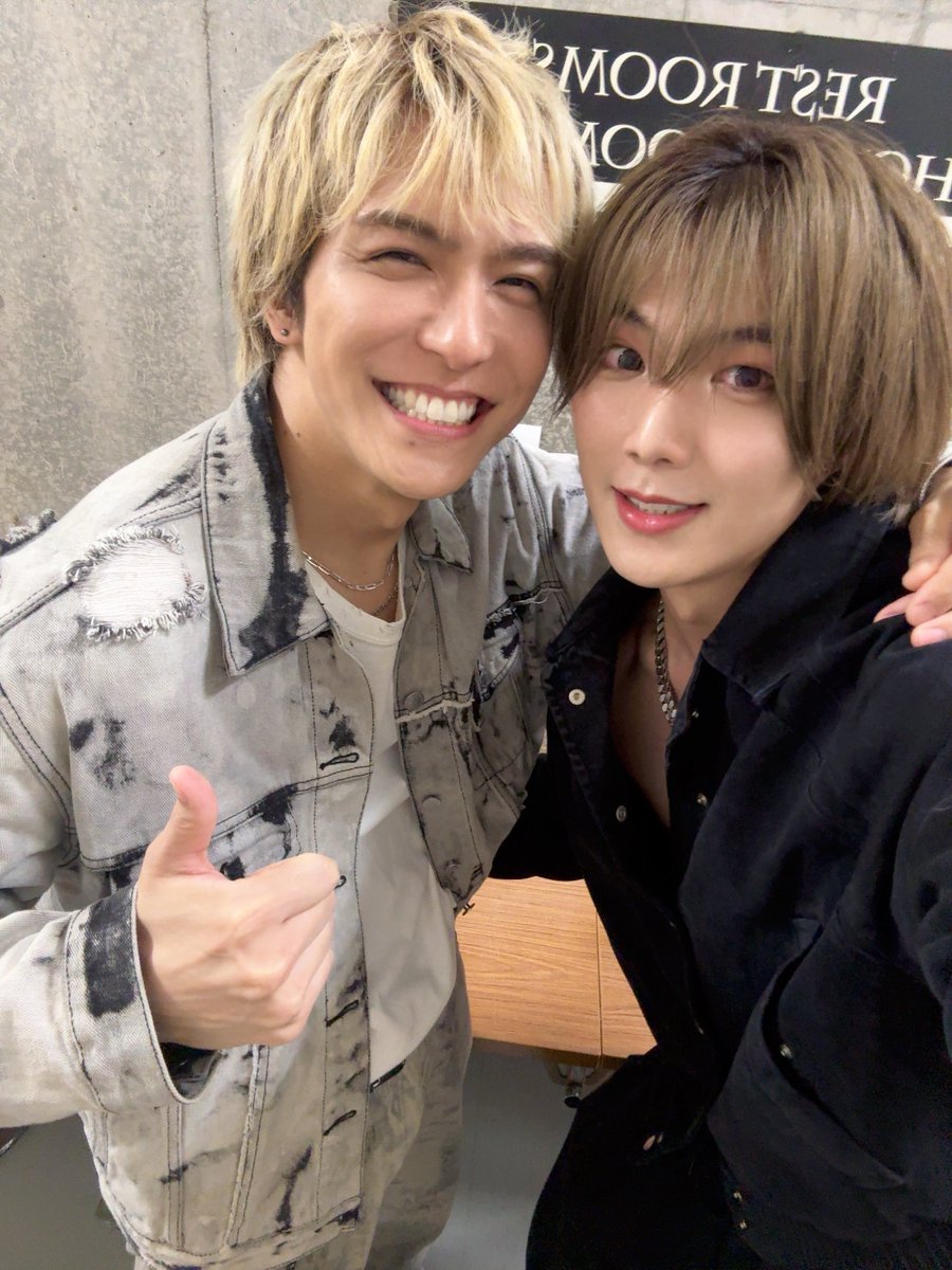 suzuki9en's tweet photo. #NEWAGE ありがとうございました！

共演させていただいたTHE BEAT GARDEN MASATOさん（@MASAT_O_fficial）と📸

同じ関西出身と知って喜んでる顔

OHLメンバーも前からお世話になっていたので、直接お会いできる機会を作ってくれたNEWAGEさんにも感謝です

#THEBEATGARDEN
#OHL https://t.co/J0uqgl4hF7