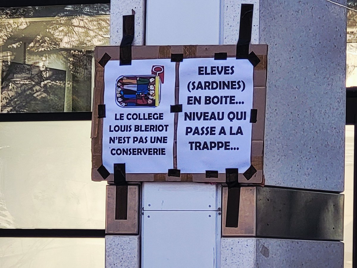 Atwittalheure's tweet photo. Journée "Collège mort" au Collège Louis Blériot de Levallois-Perret suite à l'annonce de 2 classes et postes d'enseignants supprimés à la rentrée,  heures en moins,  collègues en complément de service sur plusieurs établissements, des classes à + de 30 élèves. 3/4 @SNESFSU https://t.co/A3MQP7UhBK