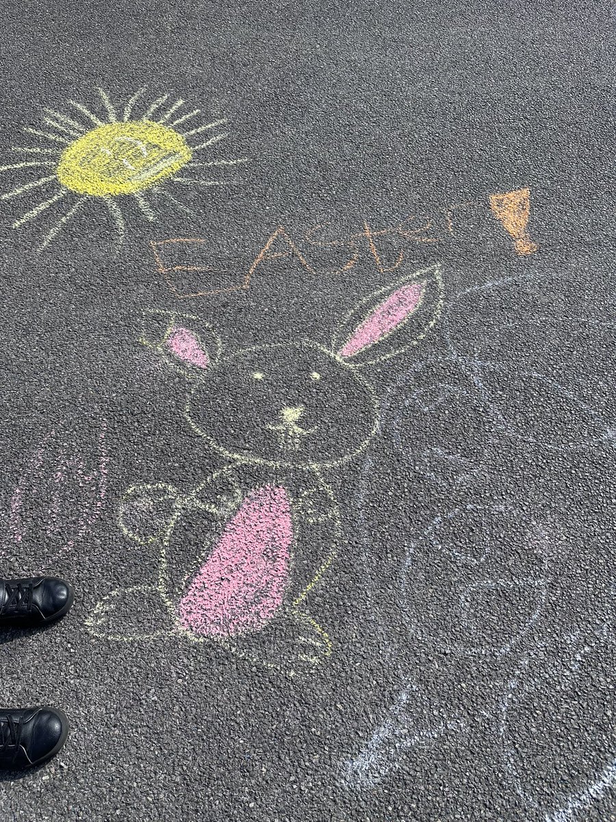 STOCSch's tweet image. Our wonderful Year 1 children had a super fun lunchtime today in the sunshine!! 🌞 💙💛 @stocsch #funinthesun 🌞💙💛