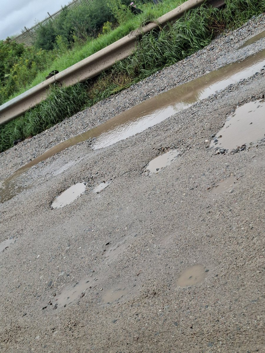 mrc604's tweet photo. @EWNTraffic in roodepoort on randfontein road heading west 2ward adcock heavy delays due to road partial washed away by heavy rains @GautengProvince @GPDRT_ https://t.co/KB7FwDP8Zv
