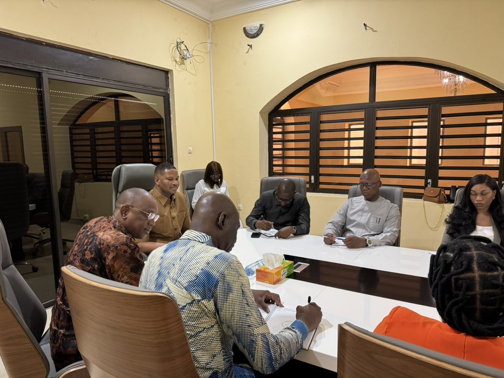 KJonace's tweet photo. J’ai eu l’honneur de recevoir, ce jour, la Direction Générale de #Champy_Meso_Finance, filiale de la #Holding_Finance du #GroupeChampyInternational. Conduite par sa DG Mme #Charlotte_LOMPO/#SEMDE, la délégation est venue présenter son équipe et décliner ses grands projets .#Lwili https://t.co/U5E1q3dZmZ