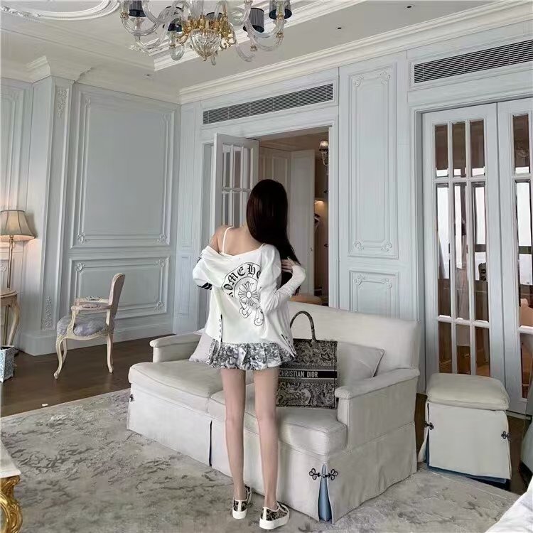 不爱穿bra的晚晚 tweet media